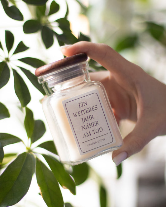 EIN WEITERES JAHR NÄHER AM TOD